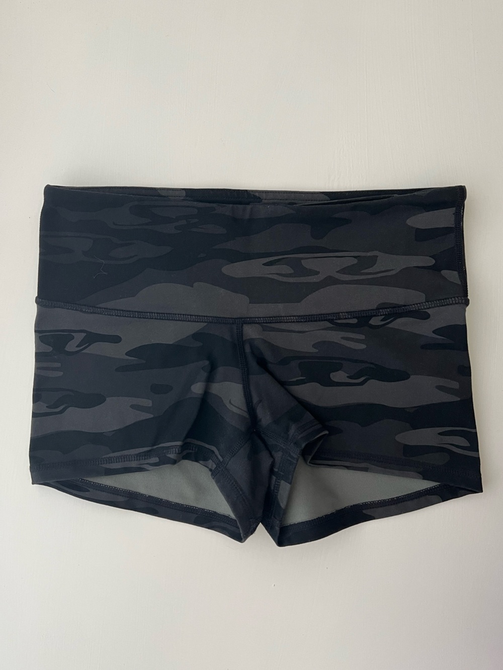 Lululemon Boogie Short, Full-on Luon, Size 4